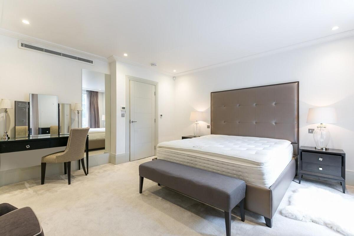 Exclusive Two-Bed Flat on Iconic Park Lane PL15A