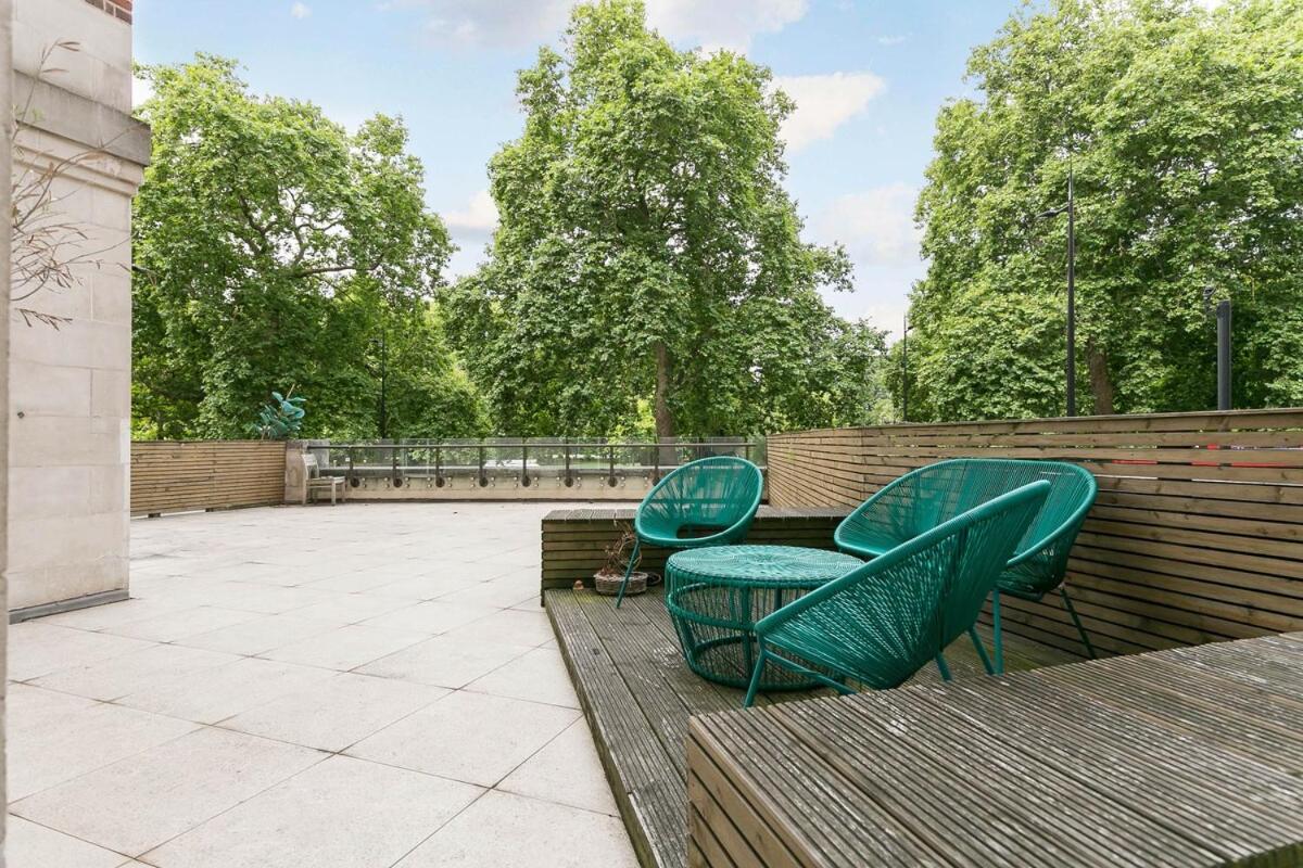 Exclusive Two-Bed Flat on Iconic Park Lane PL15A
