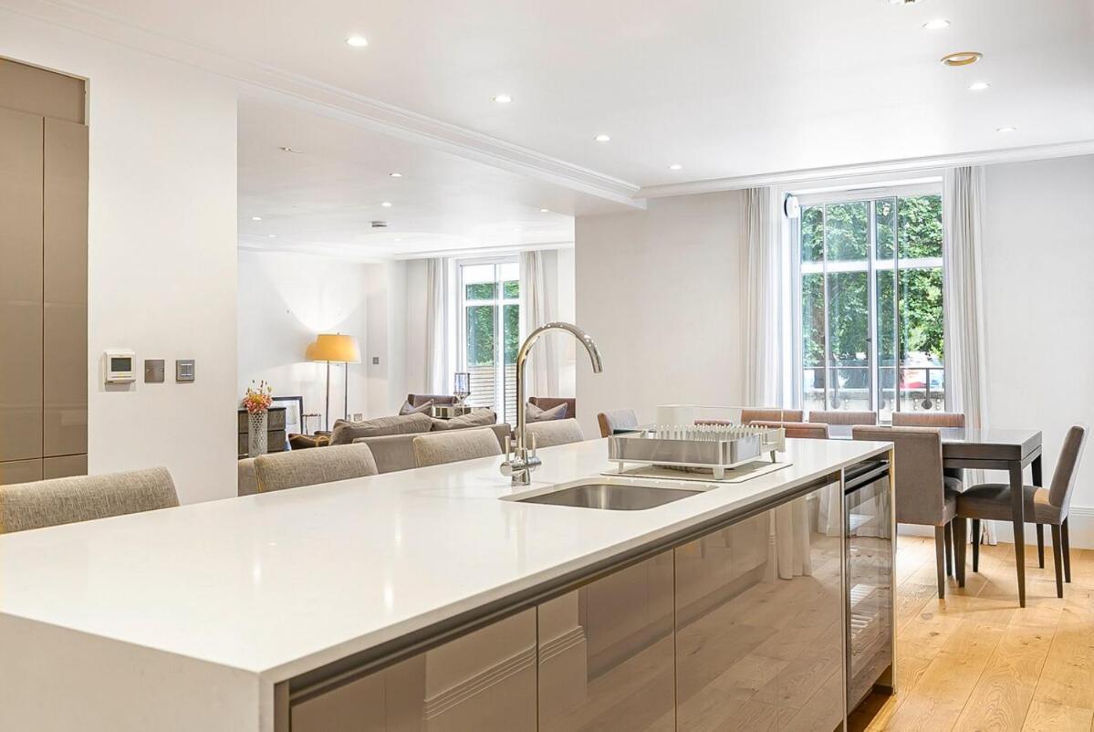 Exclusive Two-Bed Flat on Iconic Park Lane PL15A