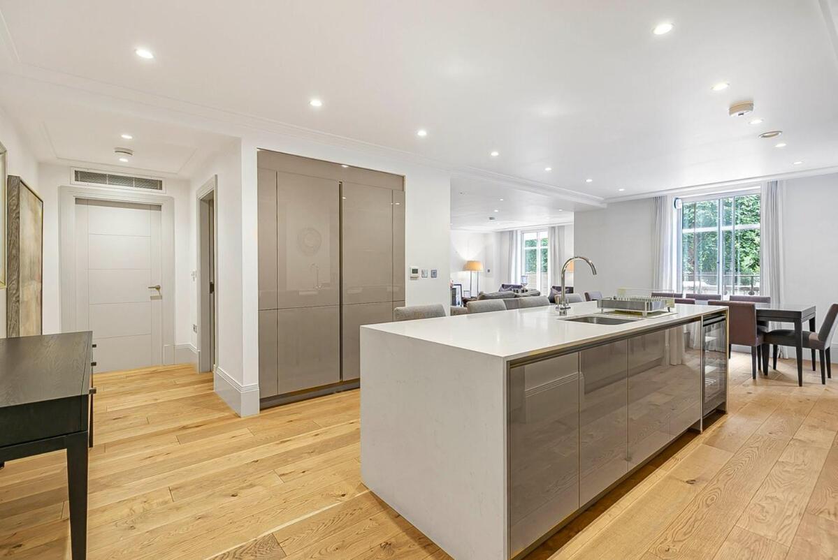Exclusive Two-Bed Flat on Iconic Park Lane PL15A