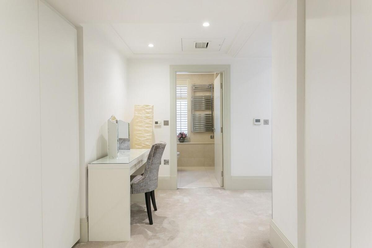 Exclusive Two-Bed Flat on Iconic Park Lane PL15A