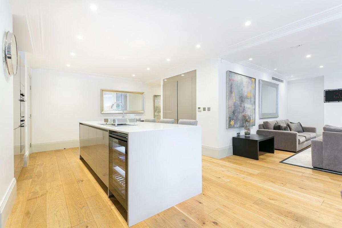 Exclusive Two-Bed Flat on Iconic Park Lane PL15A
