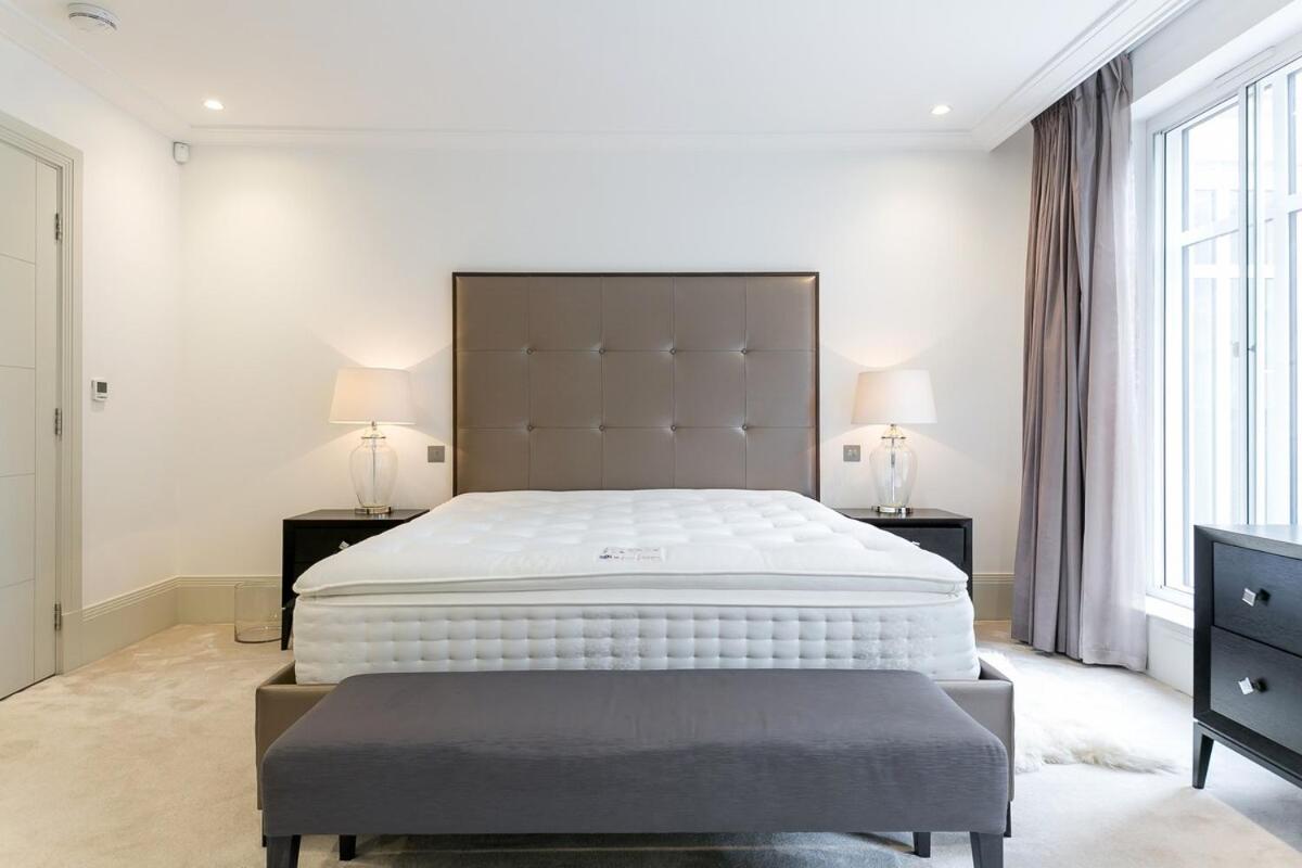 Exclusive Two-Bed Flat on Iconic Park Lane PL15A