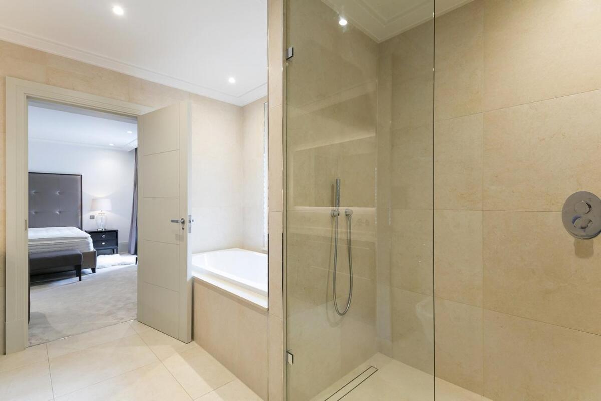 Exclusive Two-Bed Flat on Iconic Park Lane PL15A