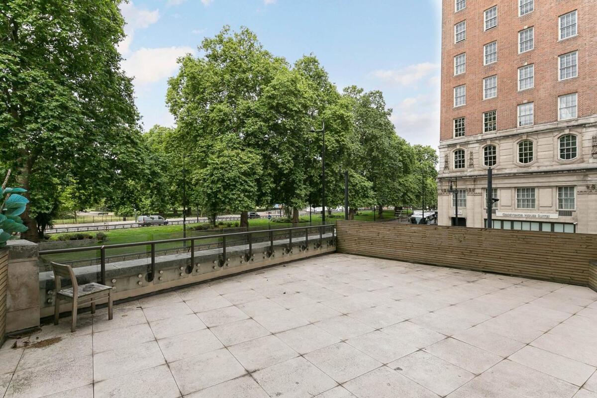 Exclusive Two-Bed Flat on Iconic Park Lane PL15A
