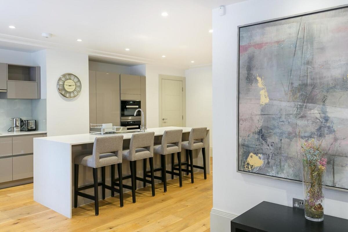 Exclusive Two-Bed Flat on Iconic Park Lane PL15A