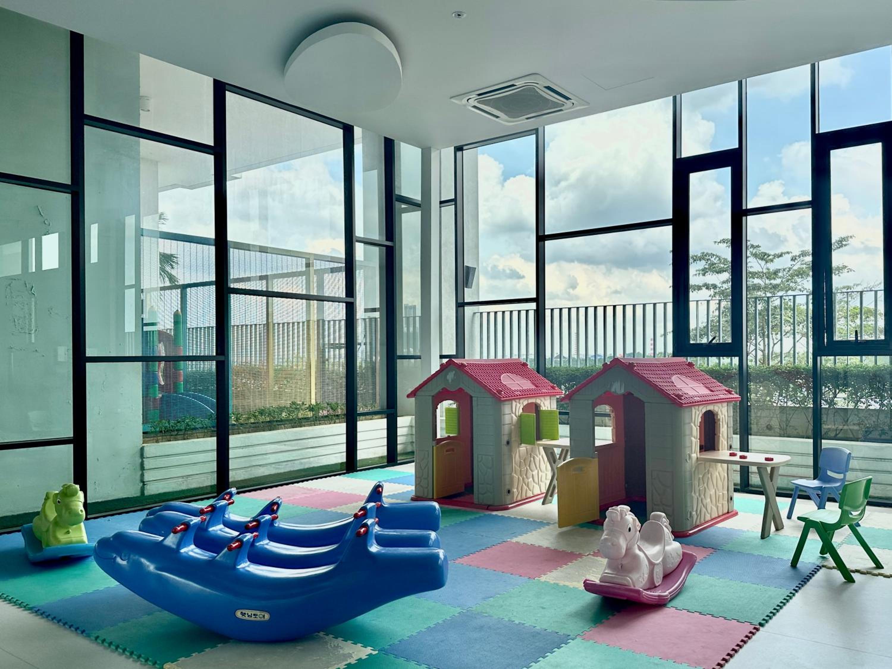 Modern 3BR Family Suite Mosaic Southkey Walk to Mid Valley