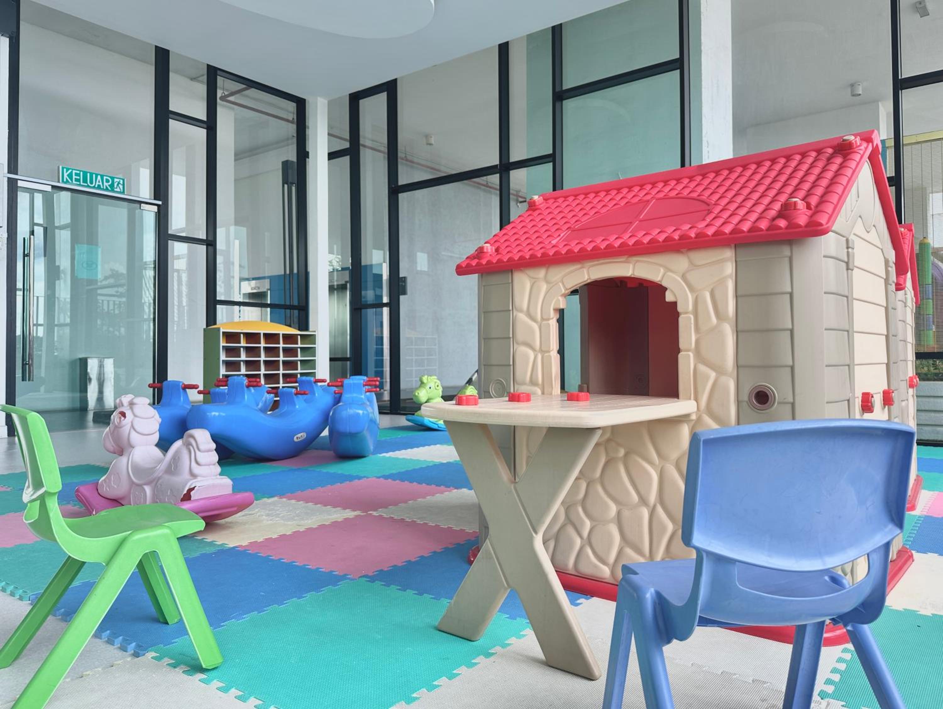 Modern 3BR Family Suite Mosaic Southkey Walk to Mid Valley