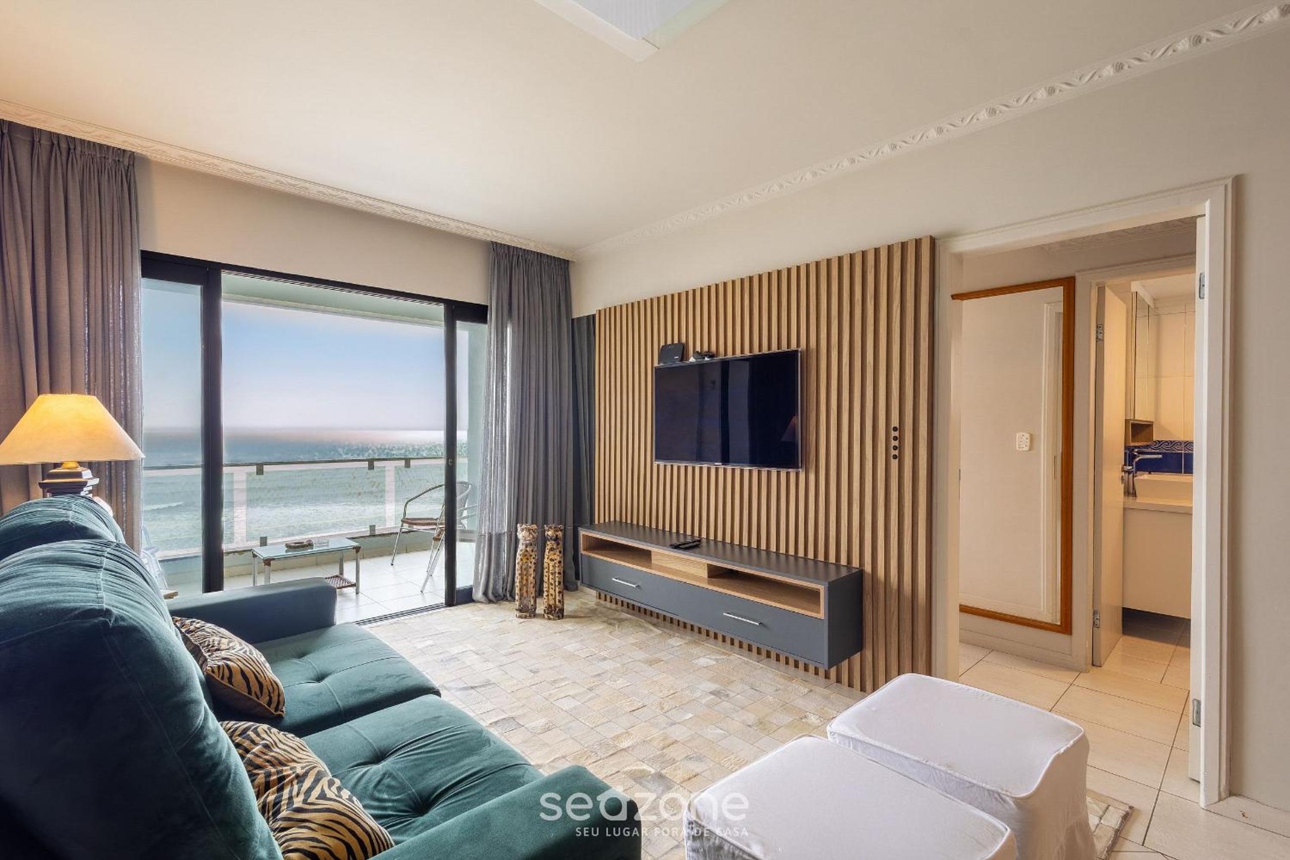 Apt w/ balcony and oceanfront view in BC - IPC0902