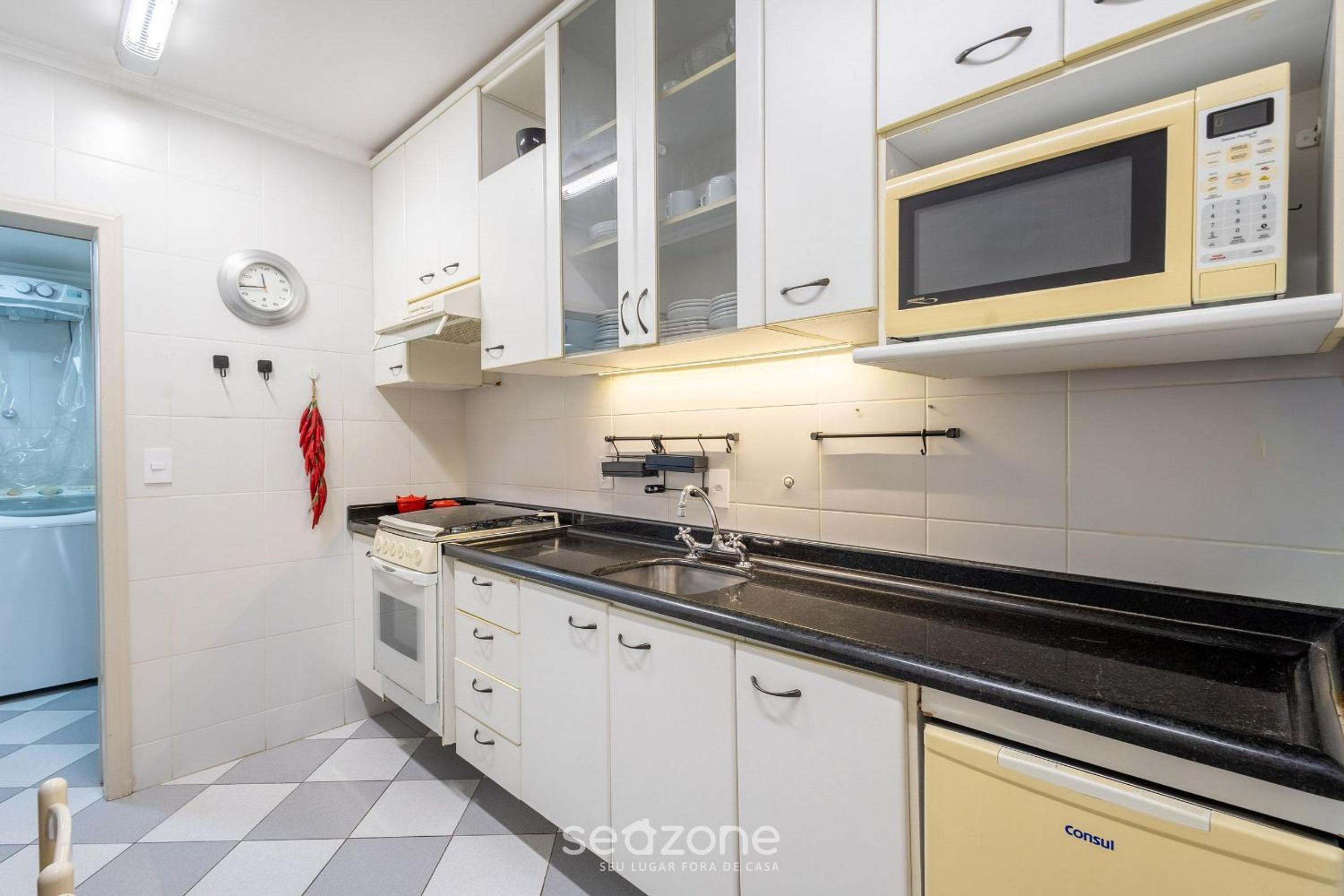 Apt w/ balcony and oceanfront view in BC - IPC0902