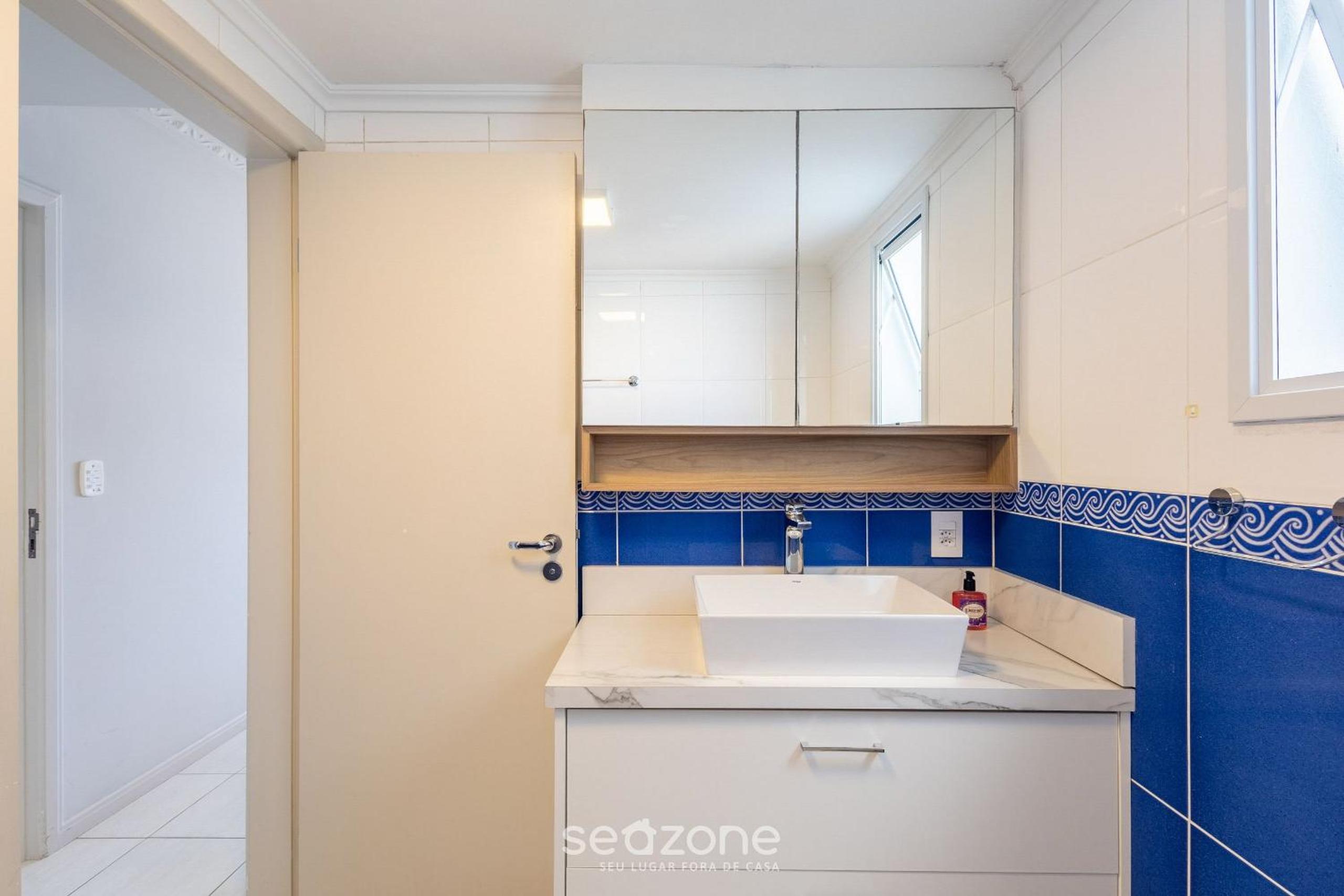 Apt w/ balcony and oceanfront view in BC - IPC0902