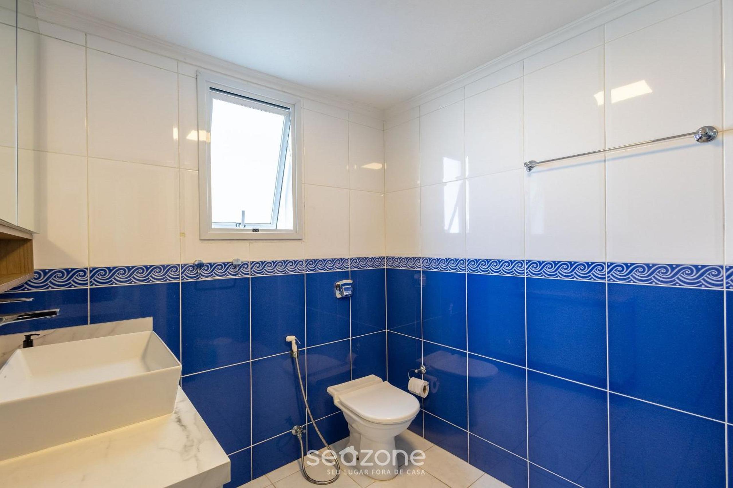 Apt w/ balcony and oceanfront view in BC - IPC0902