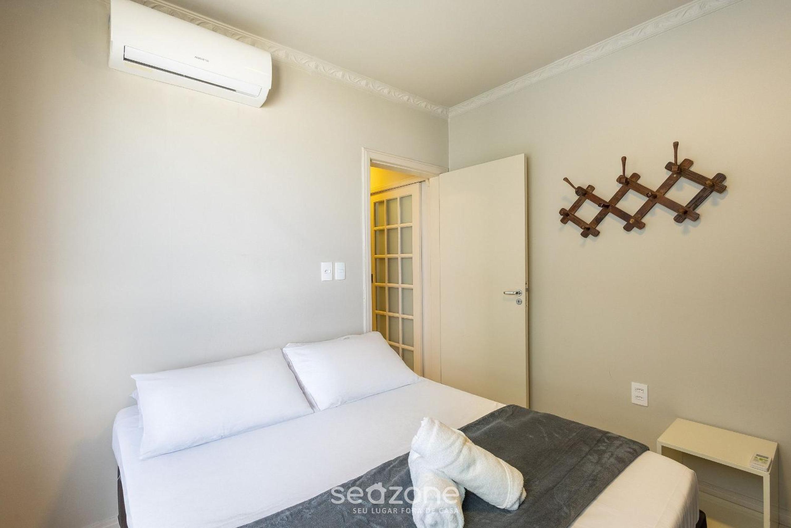 Apt w/ balcony and oceanfront view in BC - IPC0902