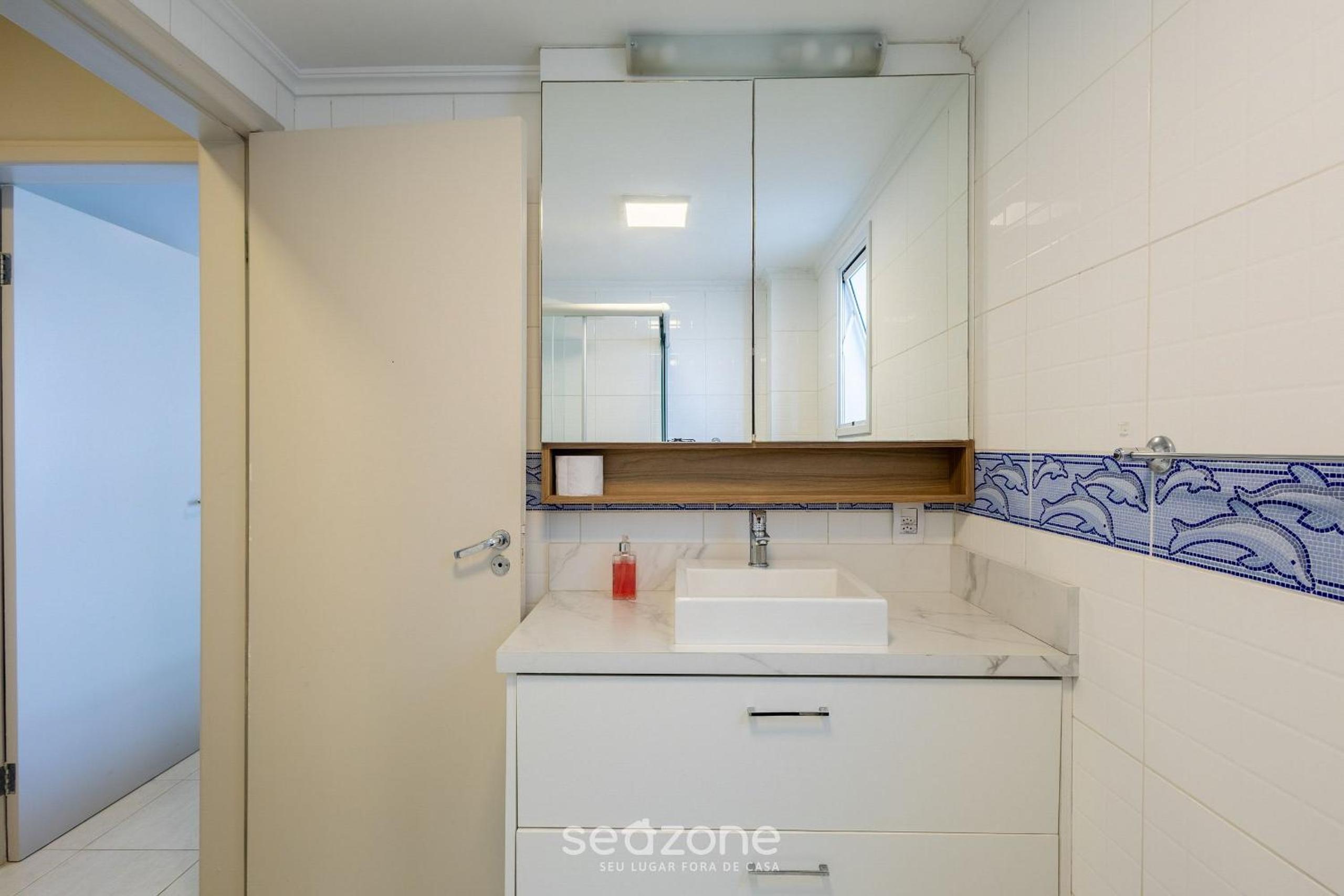Apt w/ balcony and oceanfront view in BC - IPC0902