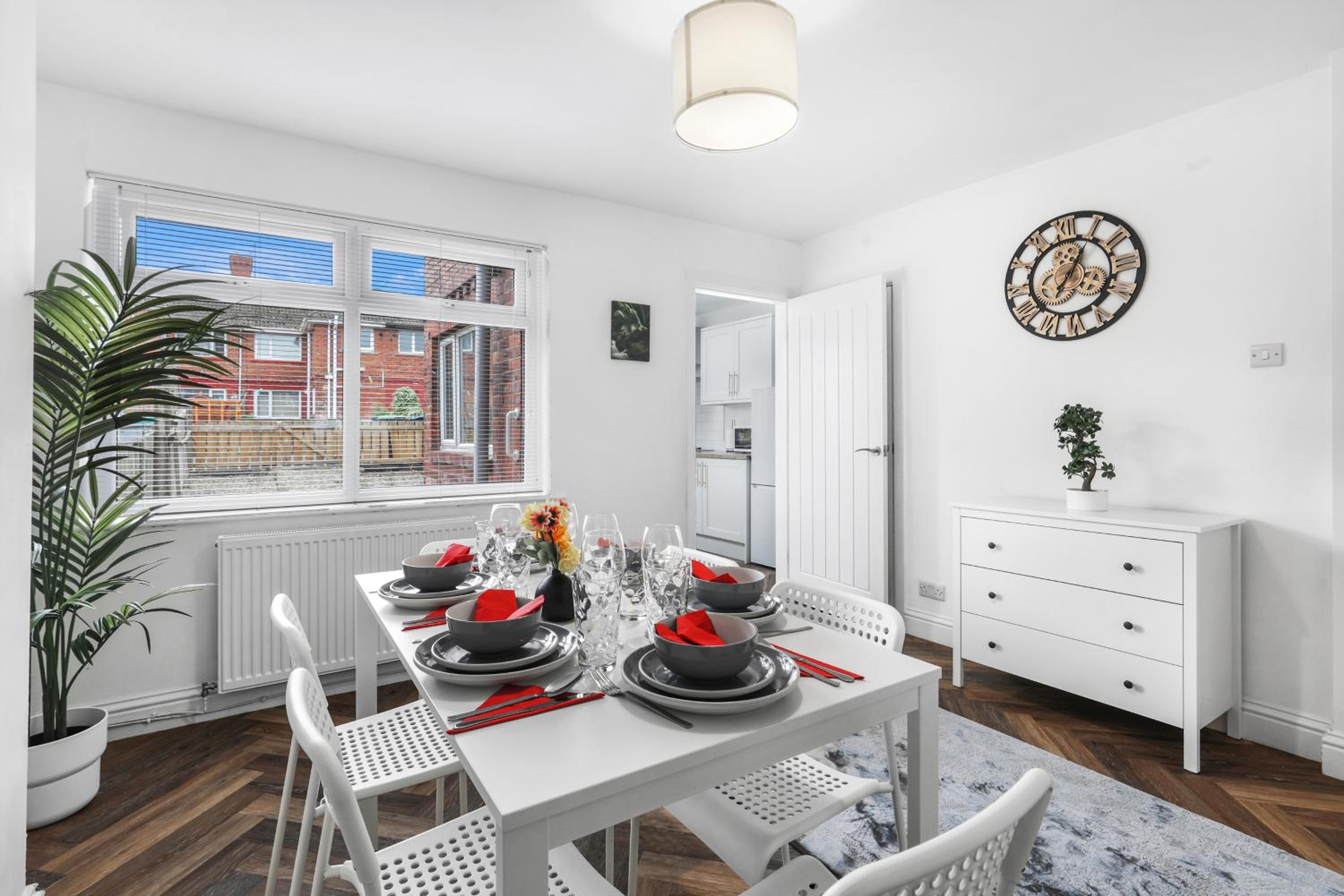 3Bedroom House - Free Parking