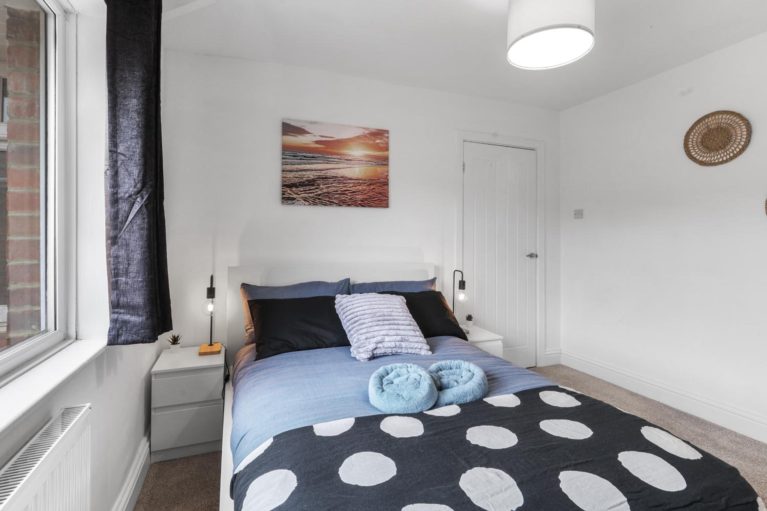 3Bedroom House - Free Parking