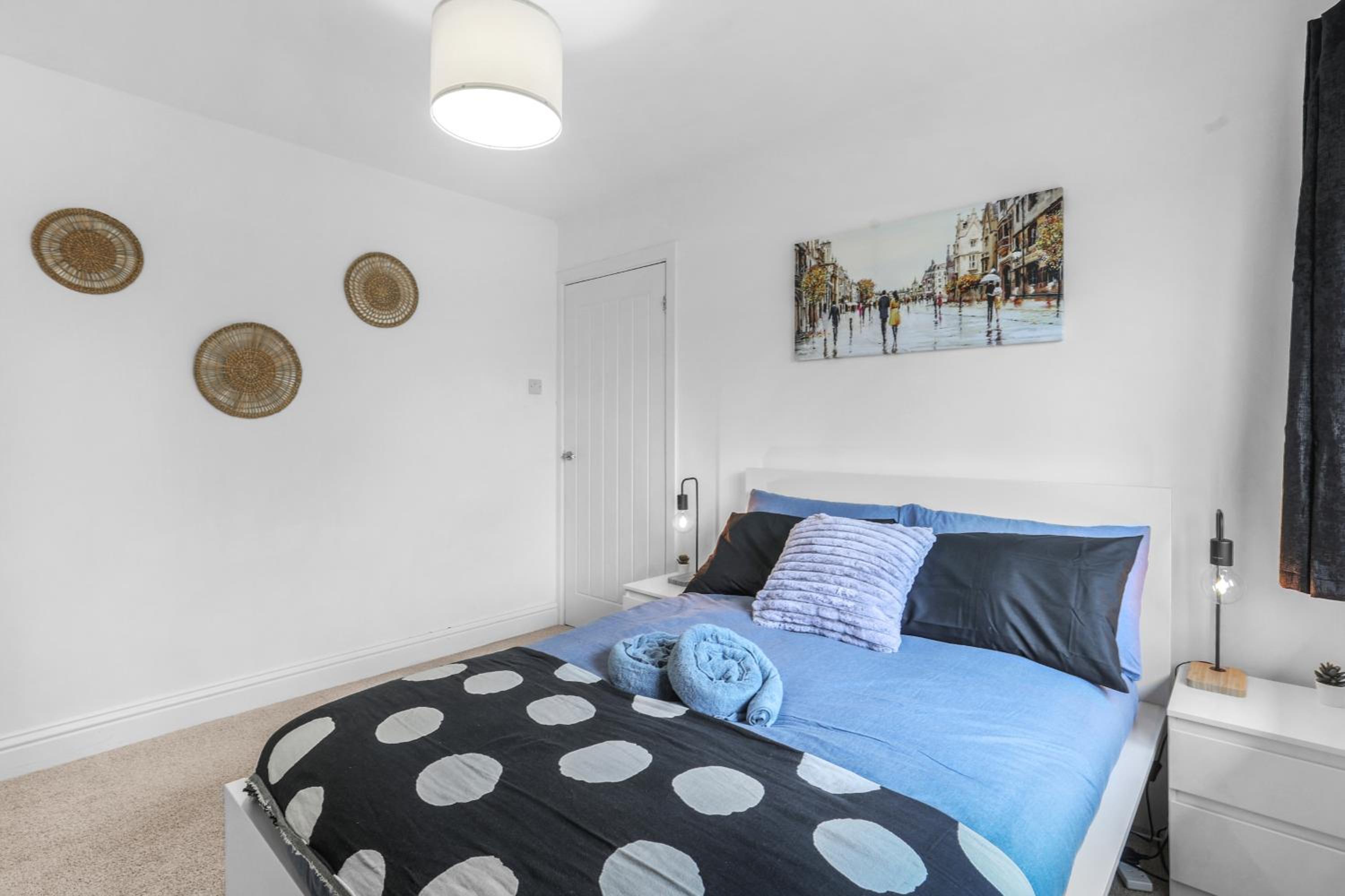 3Bedroom House - Free Parking