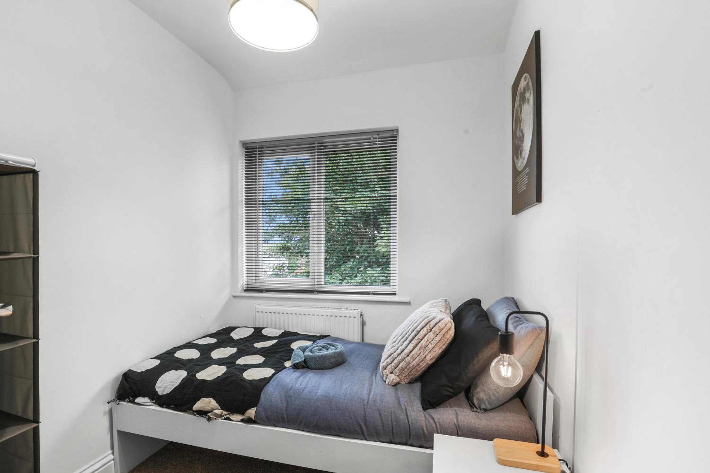 3Bedroom House - Free Parking