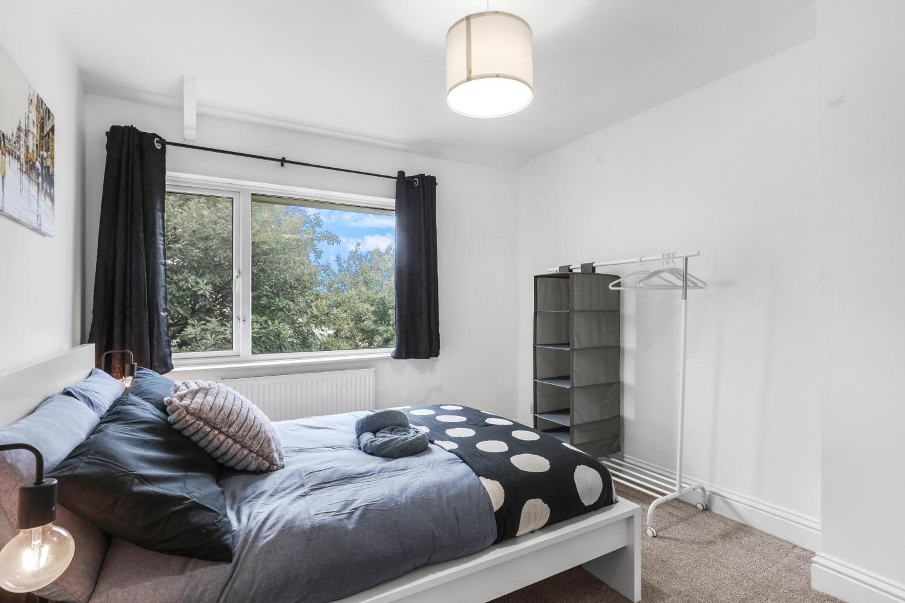 3Bedroom House - Free Parking
