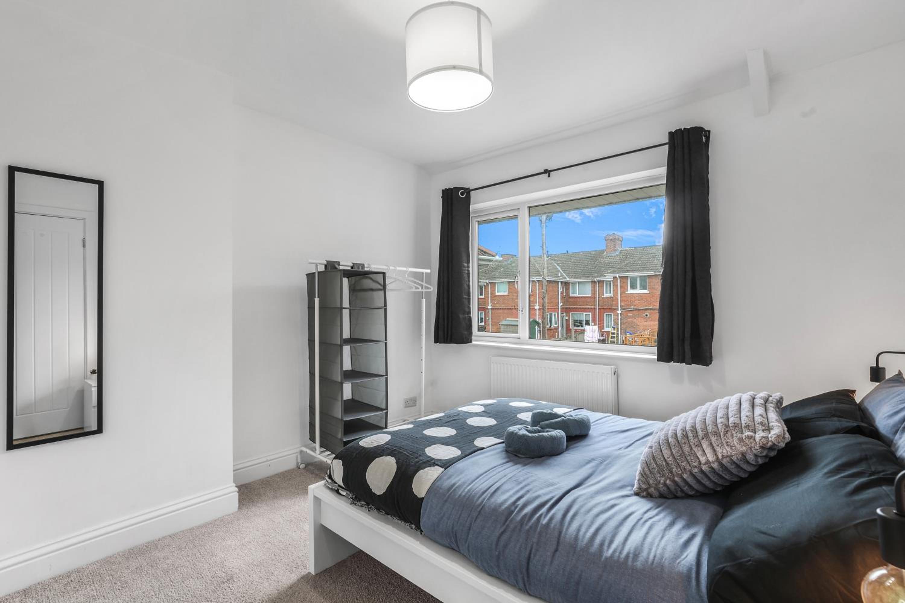 3Bedroom House - Free Parking