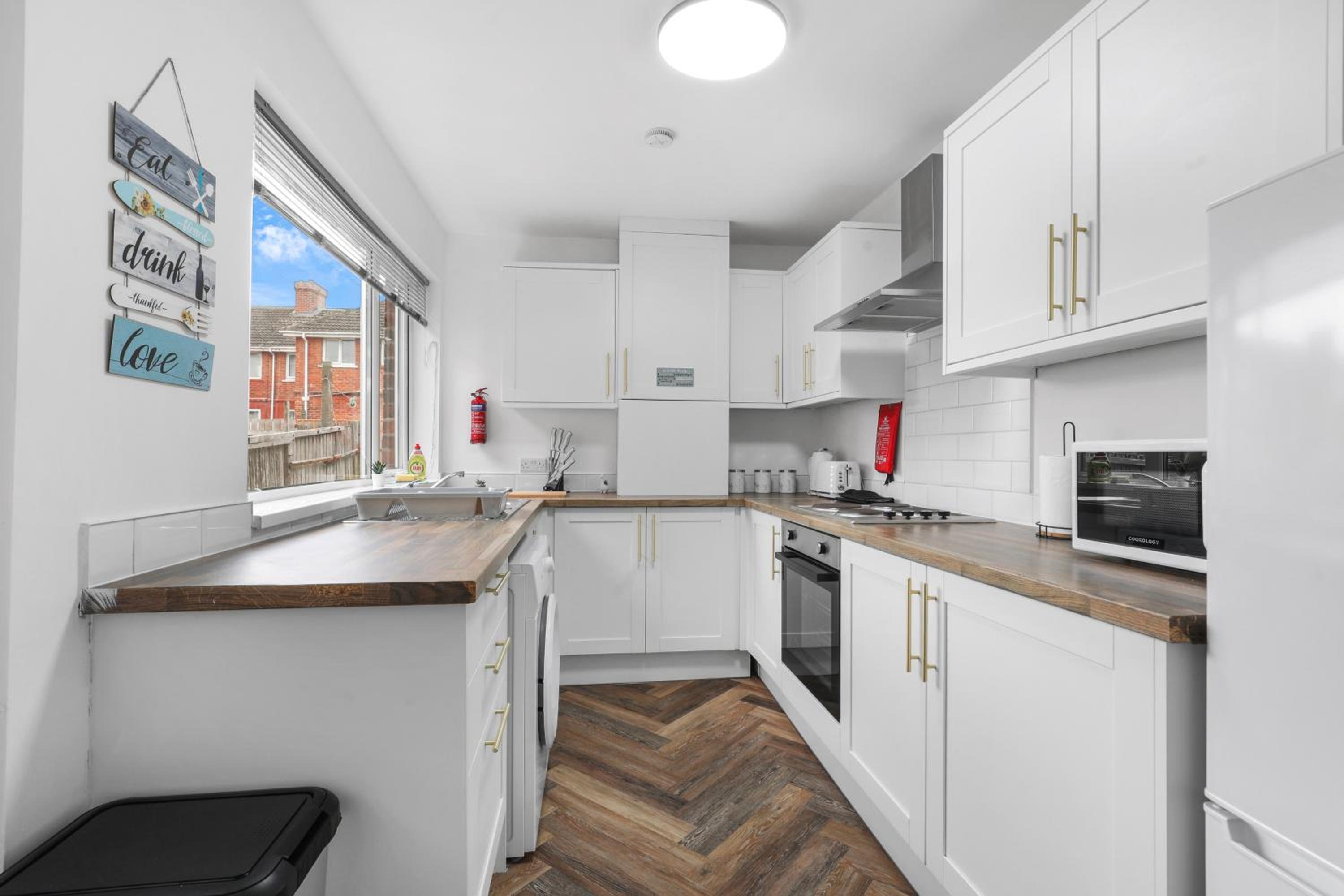 3Bedroom House - Free Parking