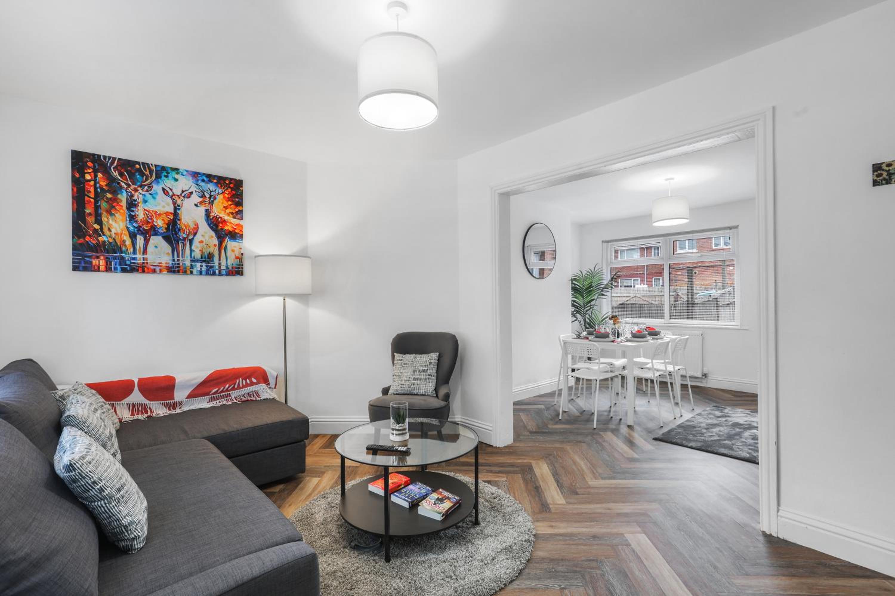 3Bedroom House - Free Parking