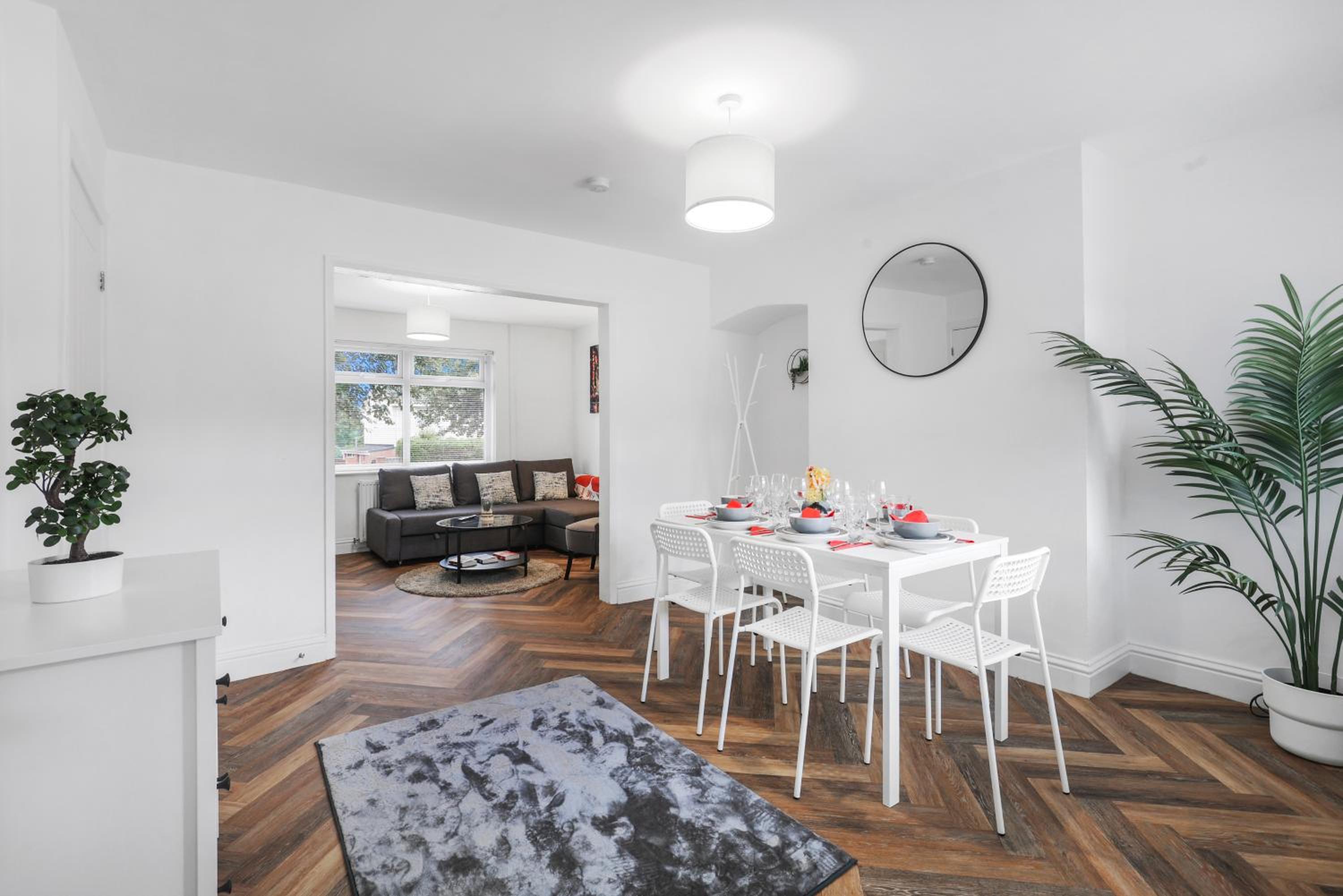 3Bedroom House - Free Parking
