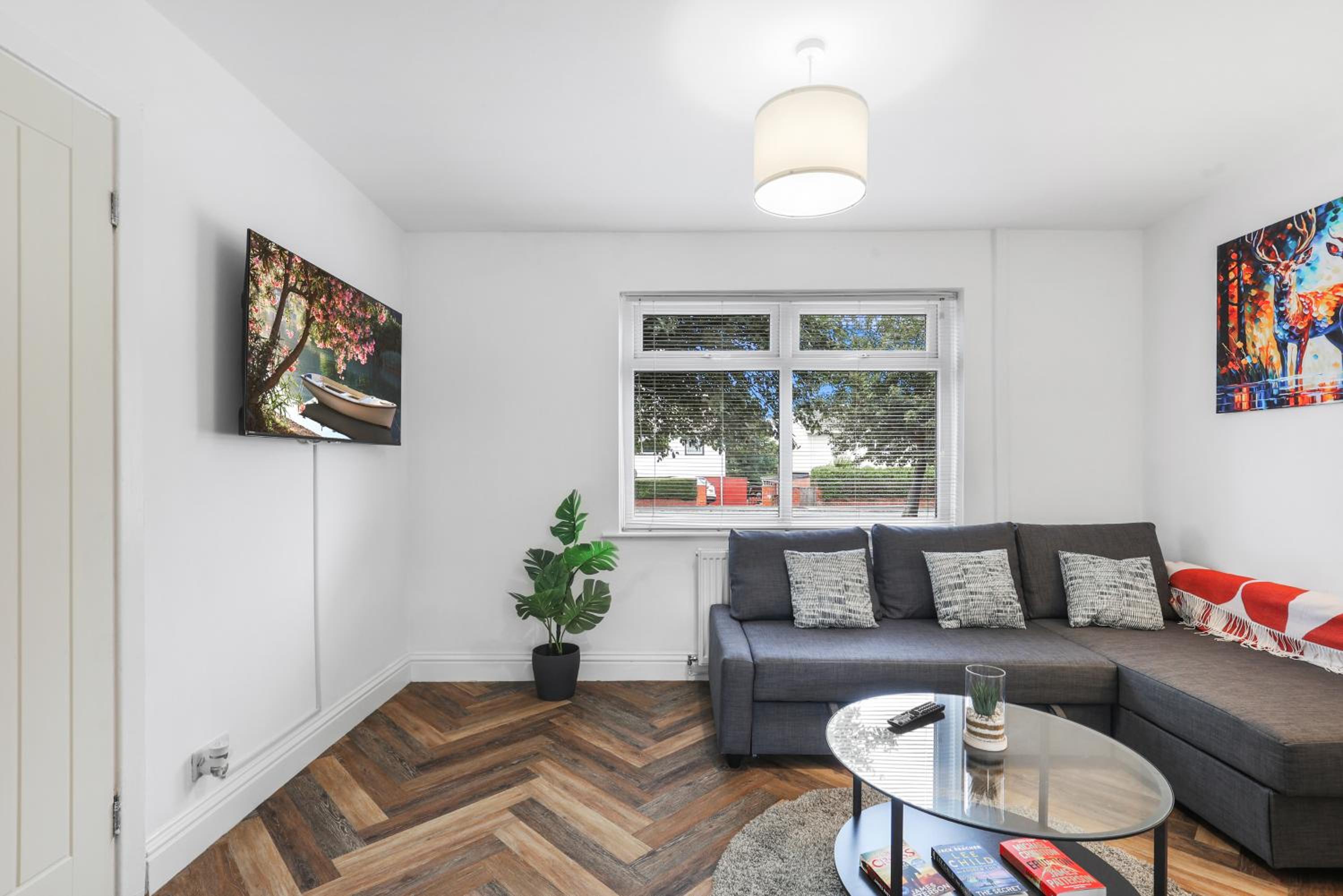 3Bedroom House - Free Parking