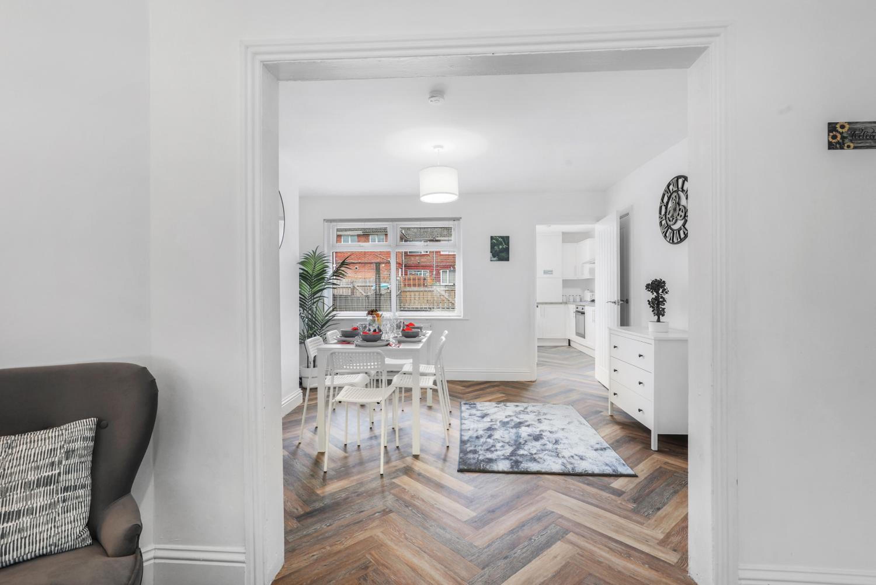 3Bedroom House - Free Parking