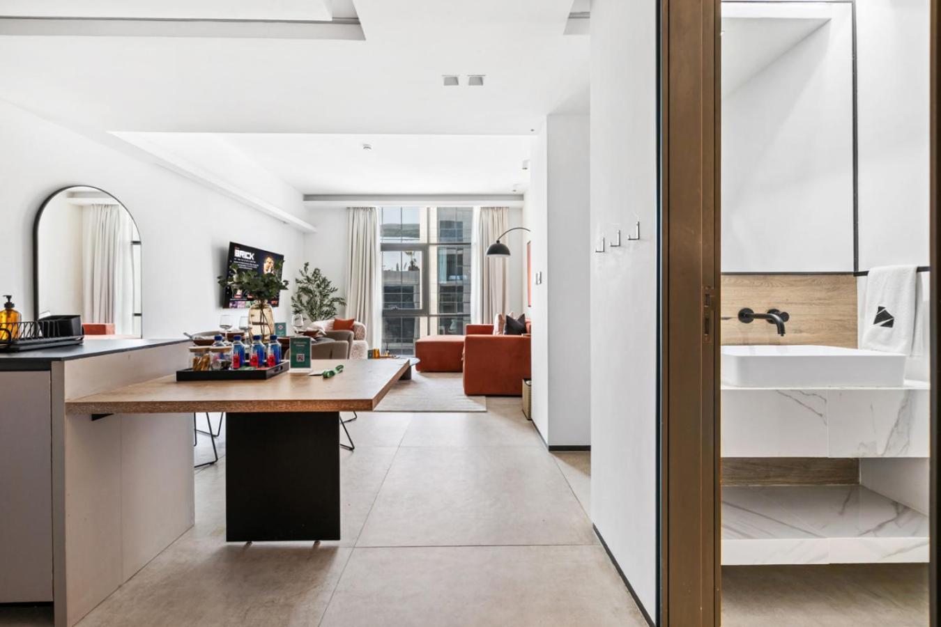 Stylish 1BR with Work Desk, Pool and Gym