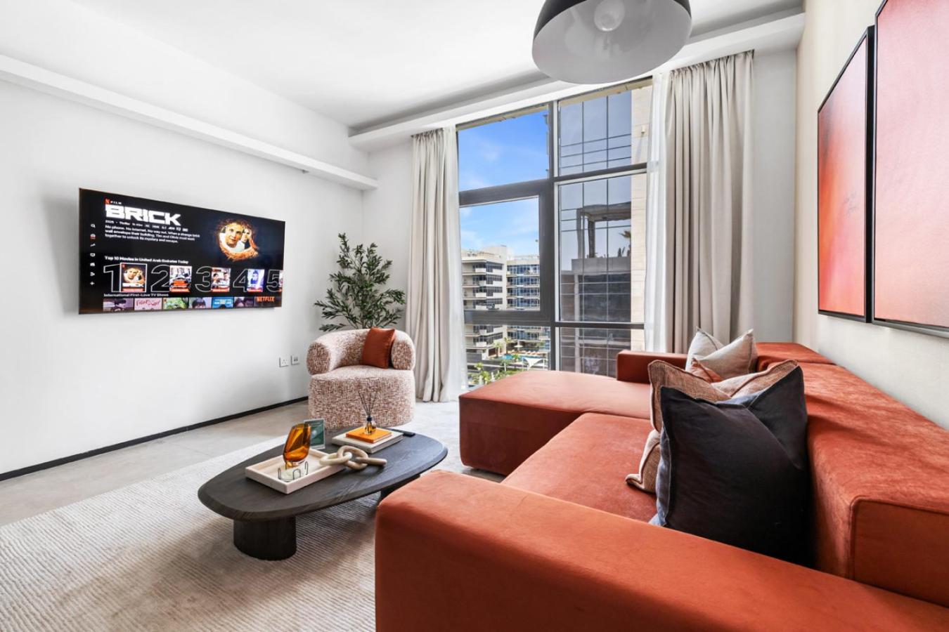 Stylish 1BR with Work Desk, Pool and Gym