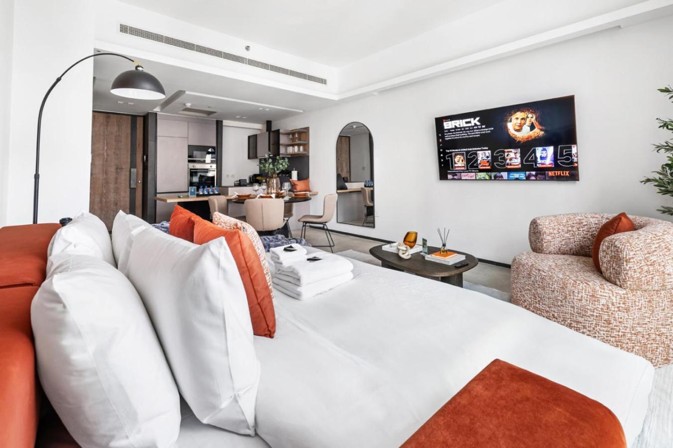 Stylish 1BR with Work Desk, Pool and Gym