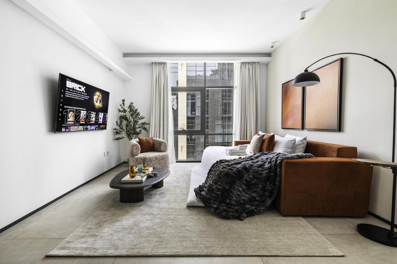 Stylish 1BR with Work Desk, Pool and Gym