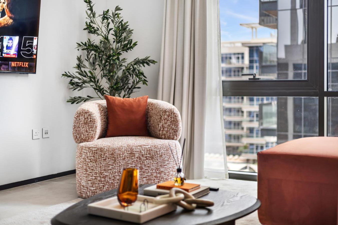 Stylish 1BR with Work Desk, Pool and Gym