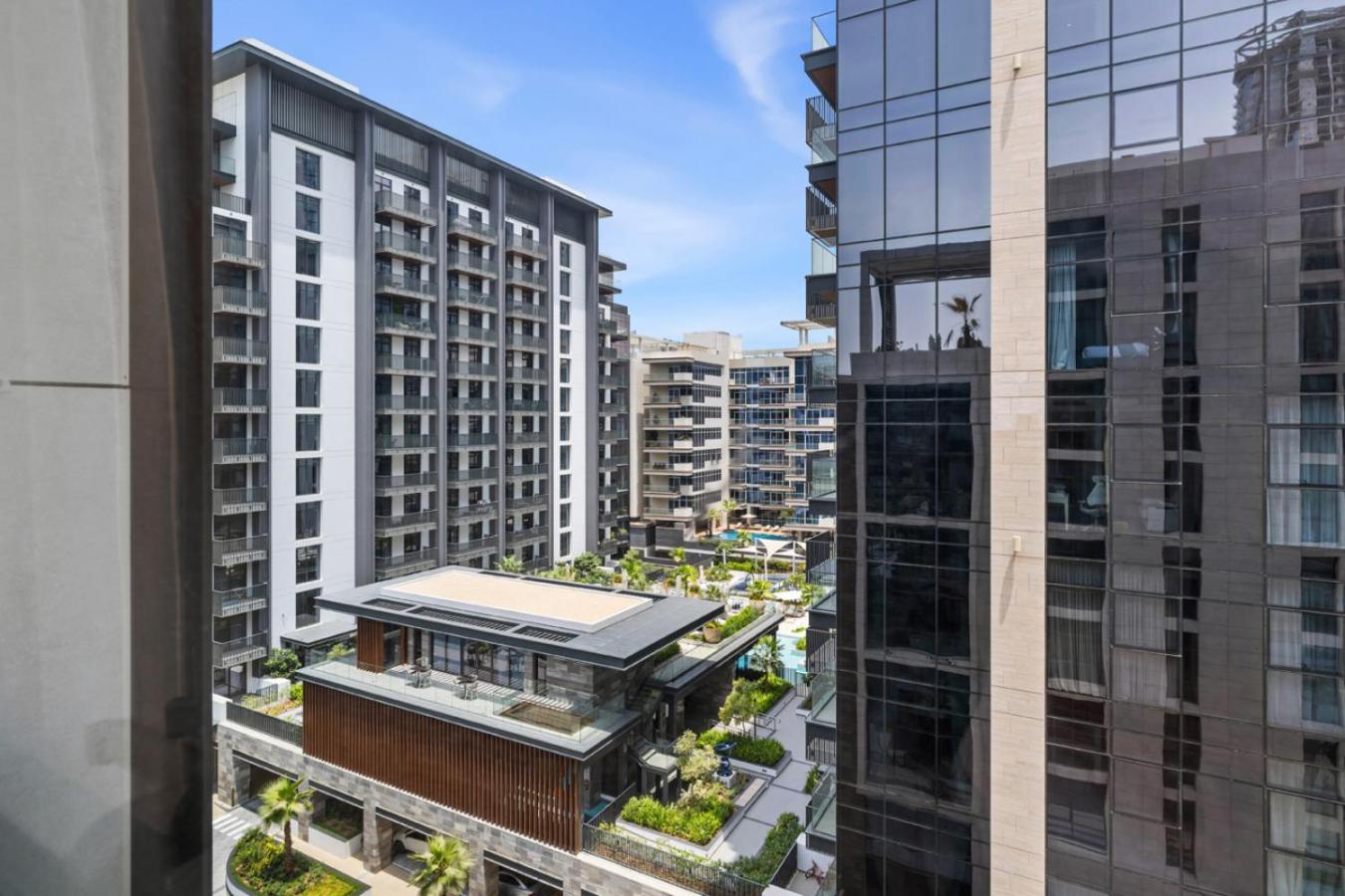 Stylish 1BR with Work Desk, Pool and Gym