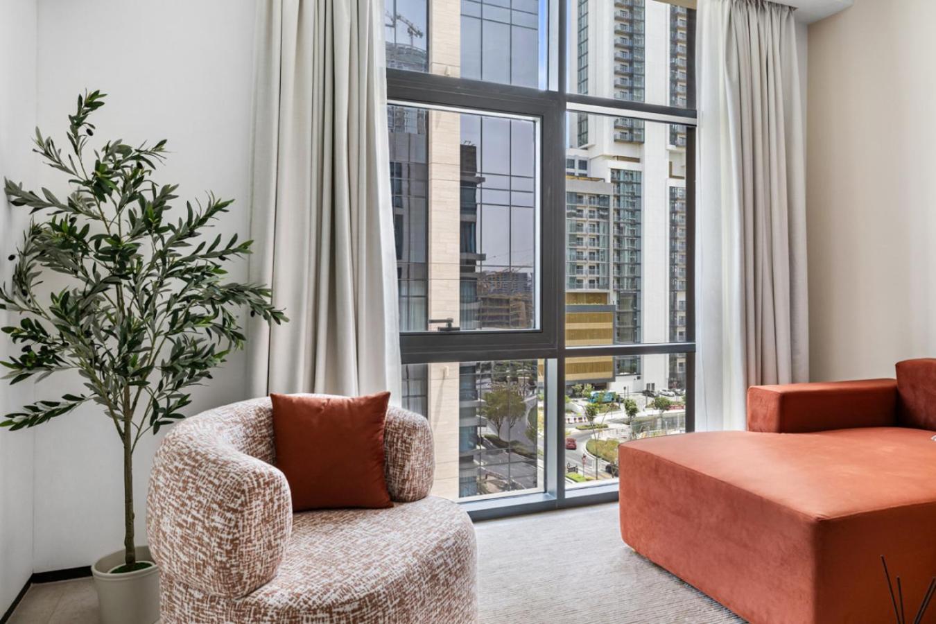 Stylish 1BR with Work Desk, Pool and Gym