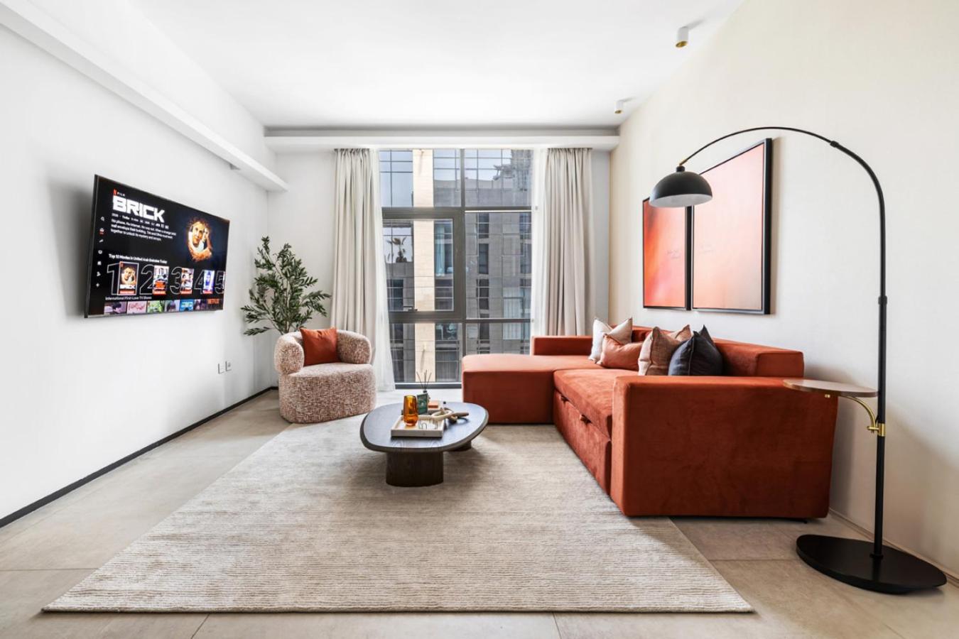 Stylish 1BR with Work Desk, Pool and Gym