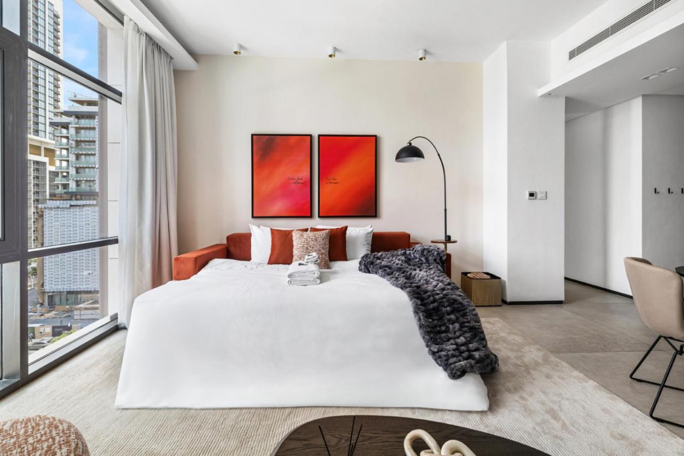Stylish 1BR with Work Desk, Pool and Gym