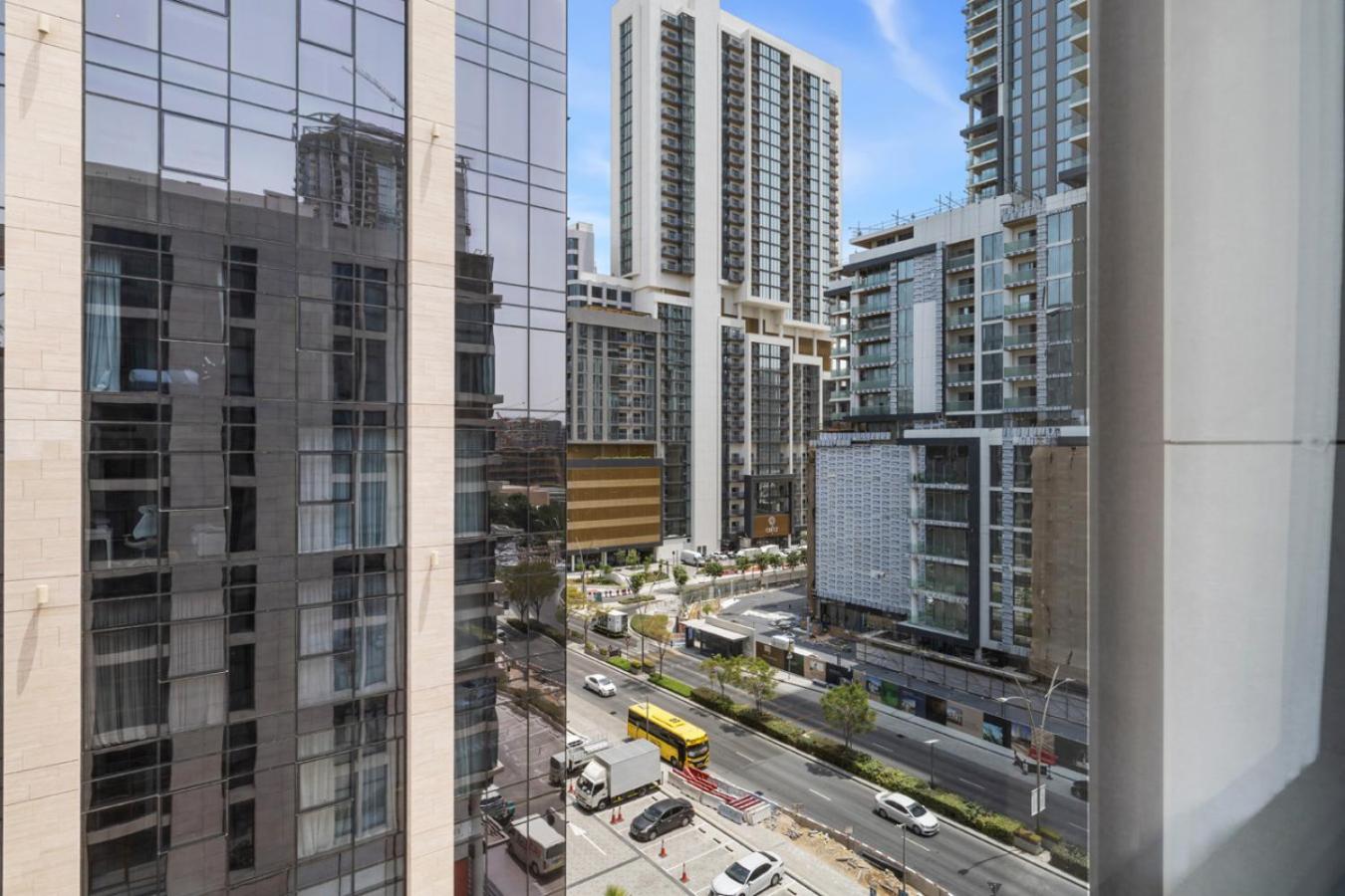 Stylish 1BR with Work Desk, Pool and Gym