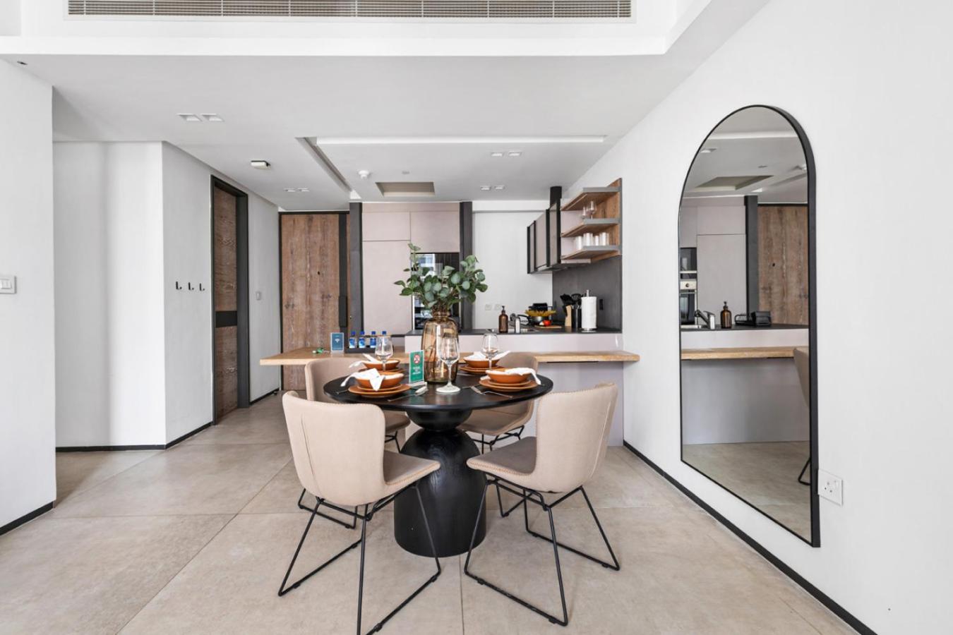 Stylish 1BR with Work Desk, Pool and Gym