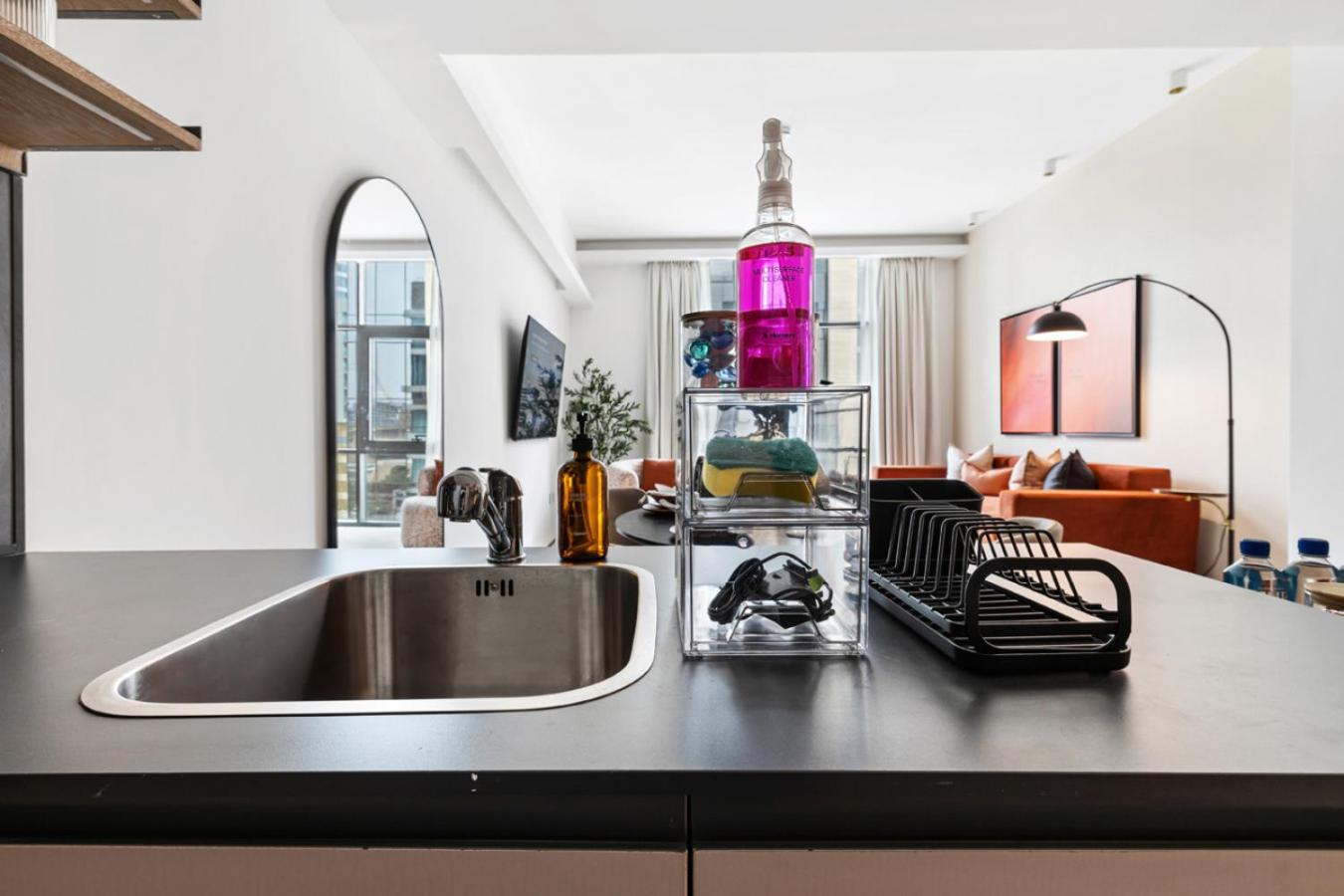 Stylish 1BR with Work Desk, Pool and Gym