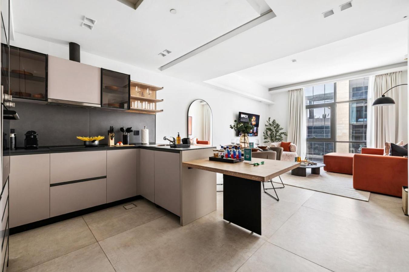 Stylish 1BR with Work Desk, Pool and Gym