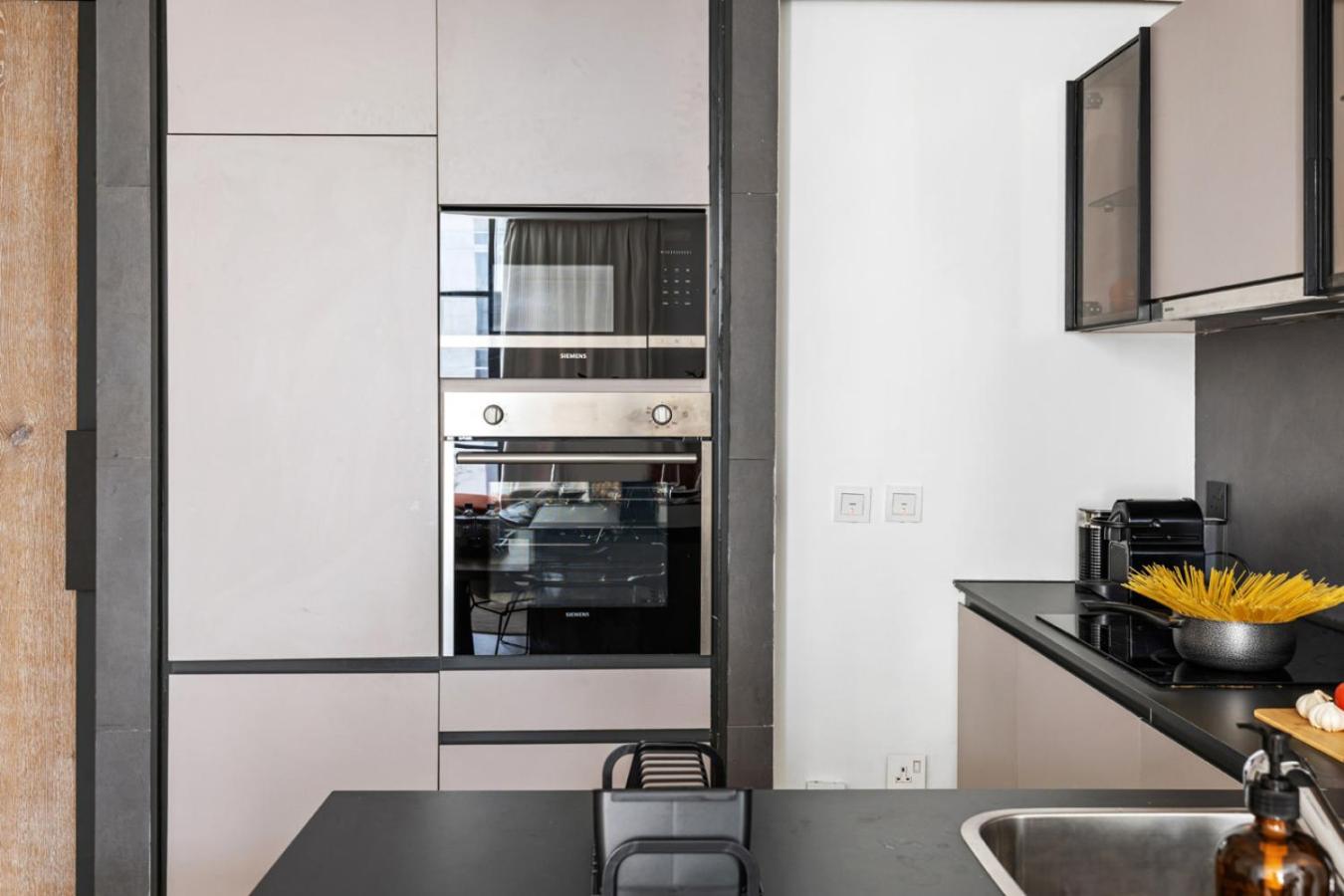 Stylish 1BR with Work Desk, Pool and Gym