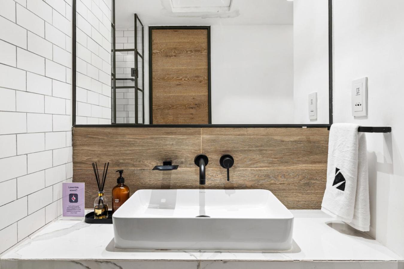 Stylish 1BR with Work Desk, Pool and Gym