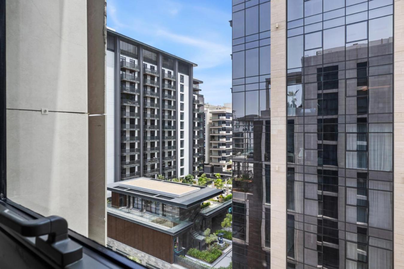 Stylish 1BR with Work Desk, Pool and Gym