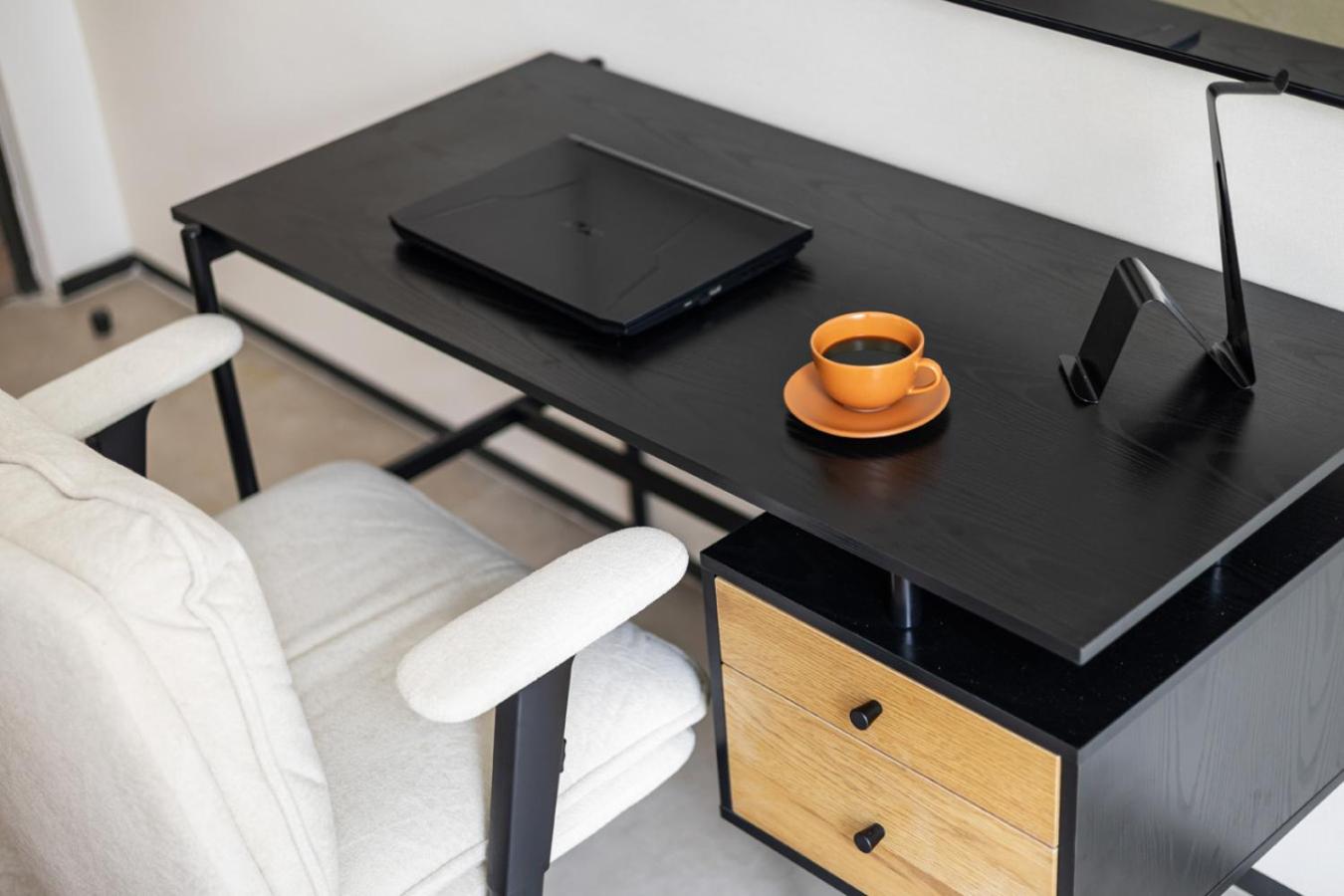 Stylish 1BR with Work Desk, Pool and Gym