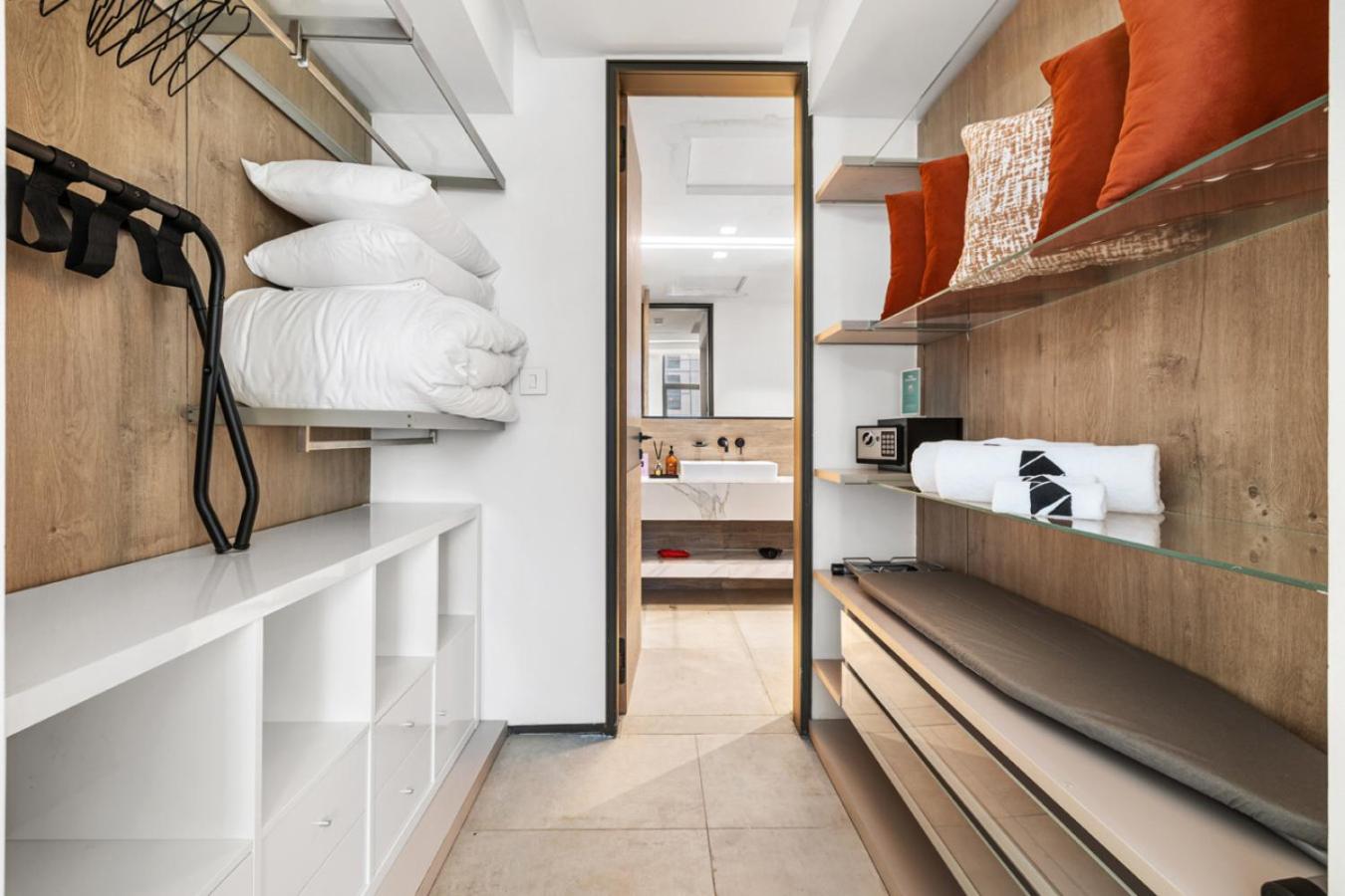Stylish 1BR with Work Desk, Pool and Gym
