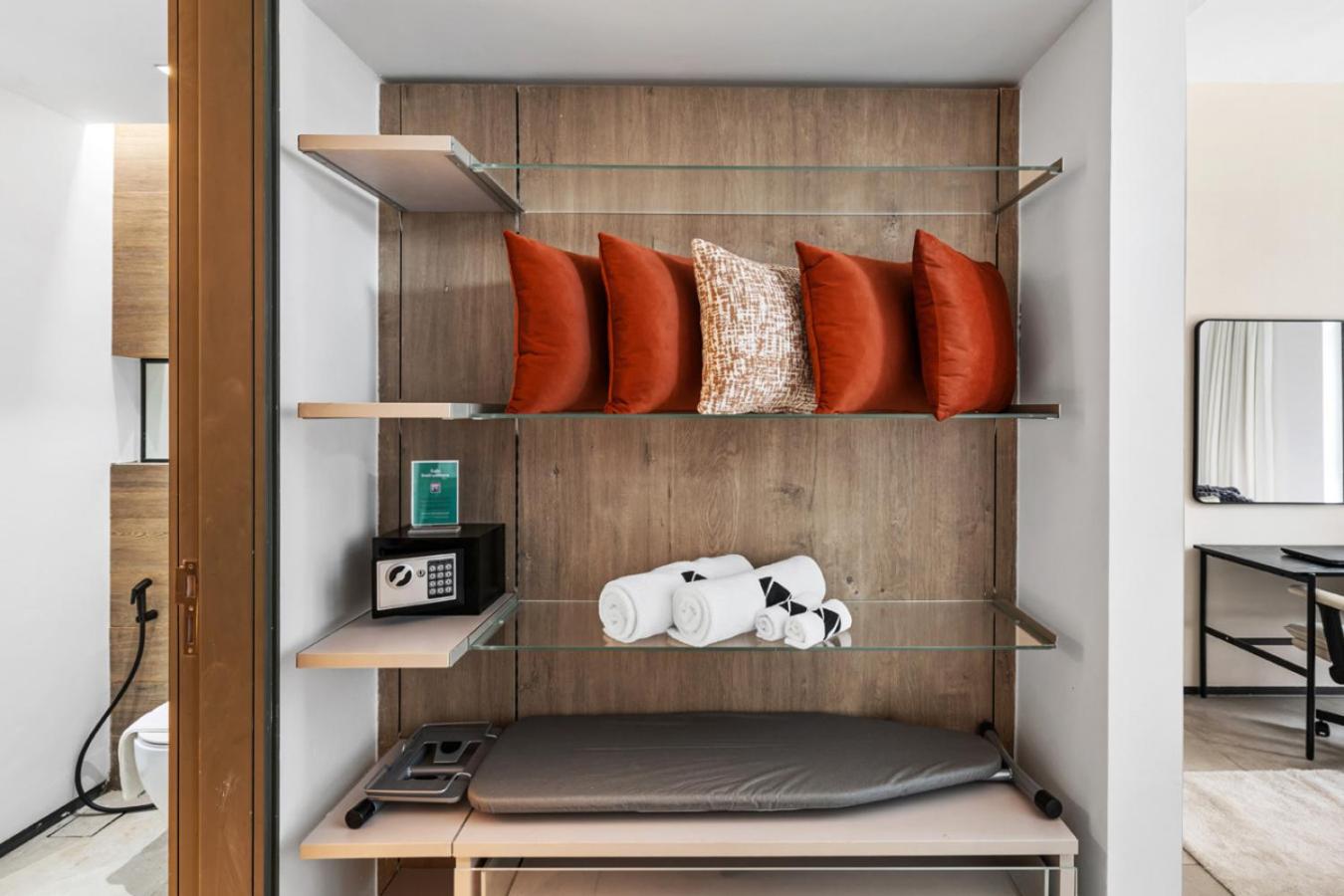 Stylish 1BR with Work Desk, Pool and Gym