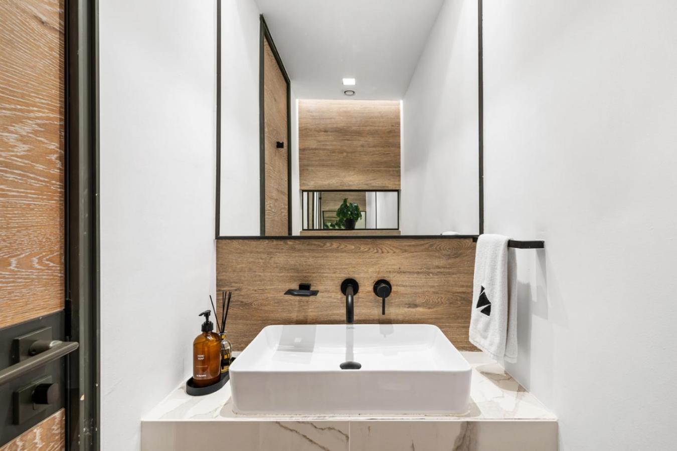 Stylish 1BR with Work Desk, Pool and Gym