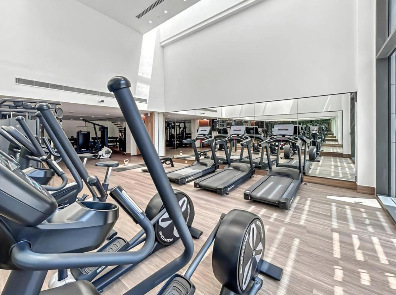 Stylish 1BR with Work Desk, Pool and Gym